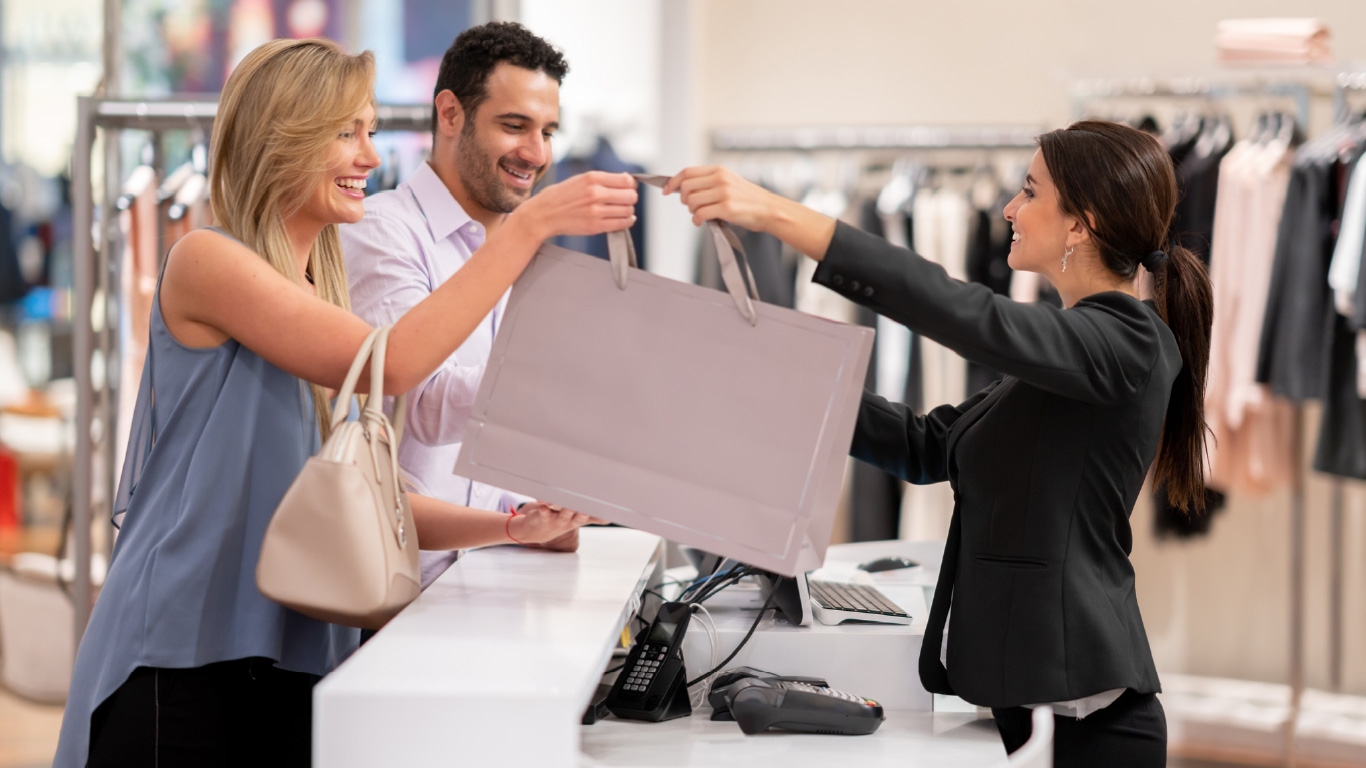 Immagine di una coppia che fa shopping