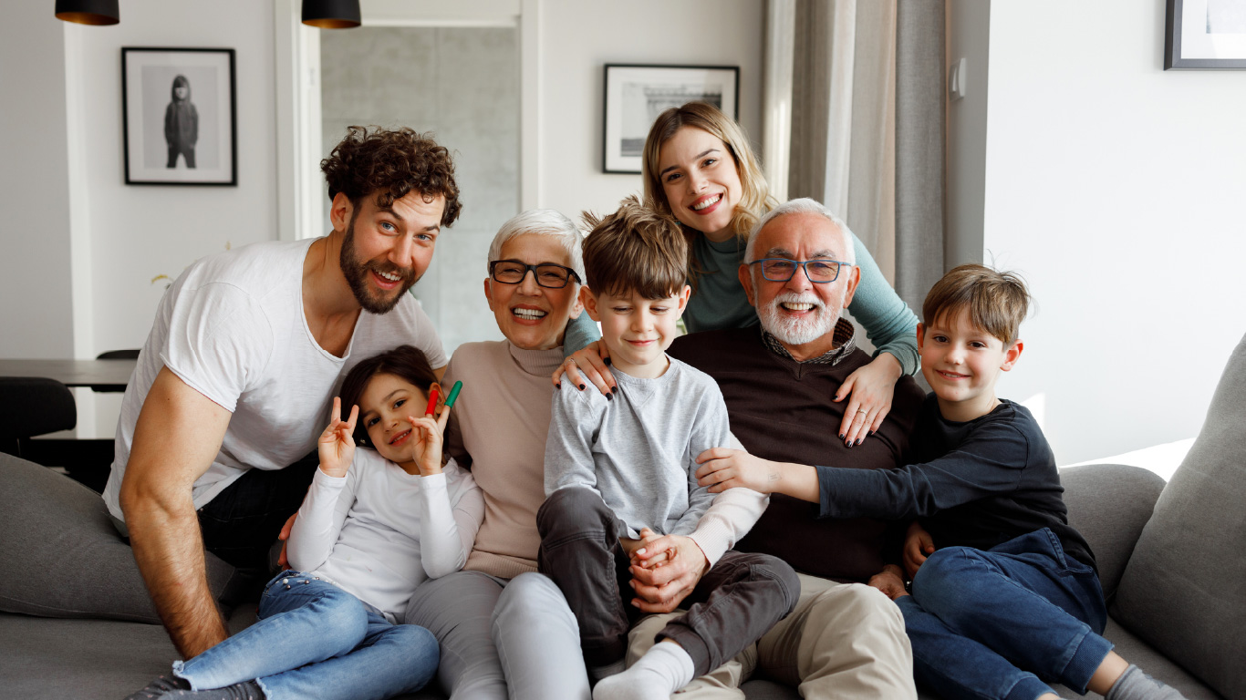 Immagine di una foto di famiglia in cui sono presenti nonni, figli e nipoti