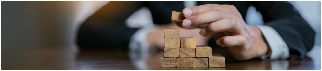 Mano costruisce fondamenta con mattoncini